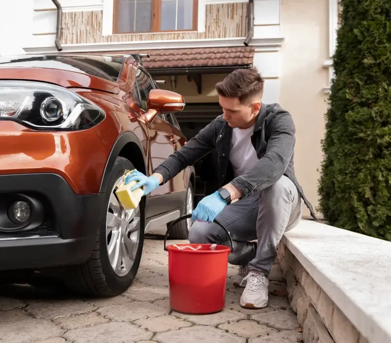Lavage auto à domicile Montigny-en-Ostrevent : professionnel intervenant sur un véhicule